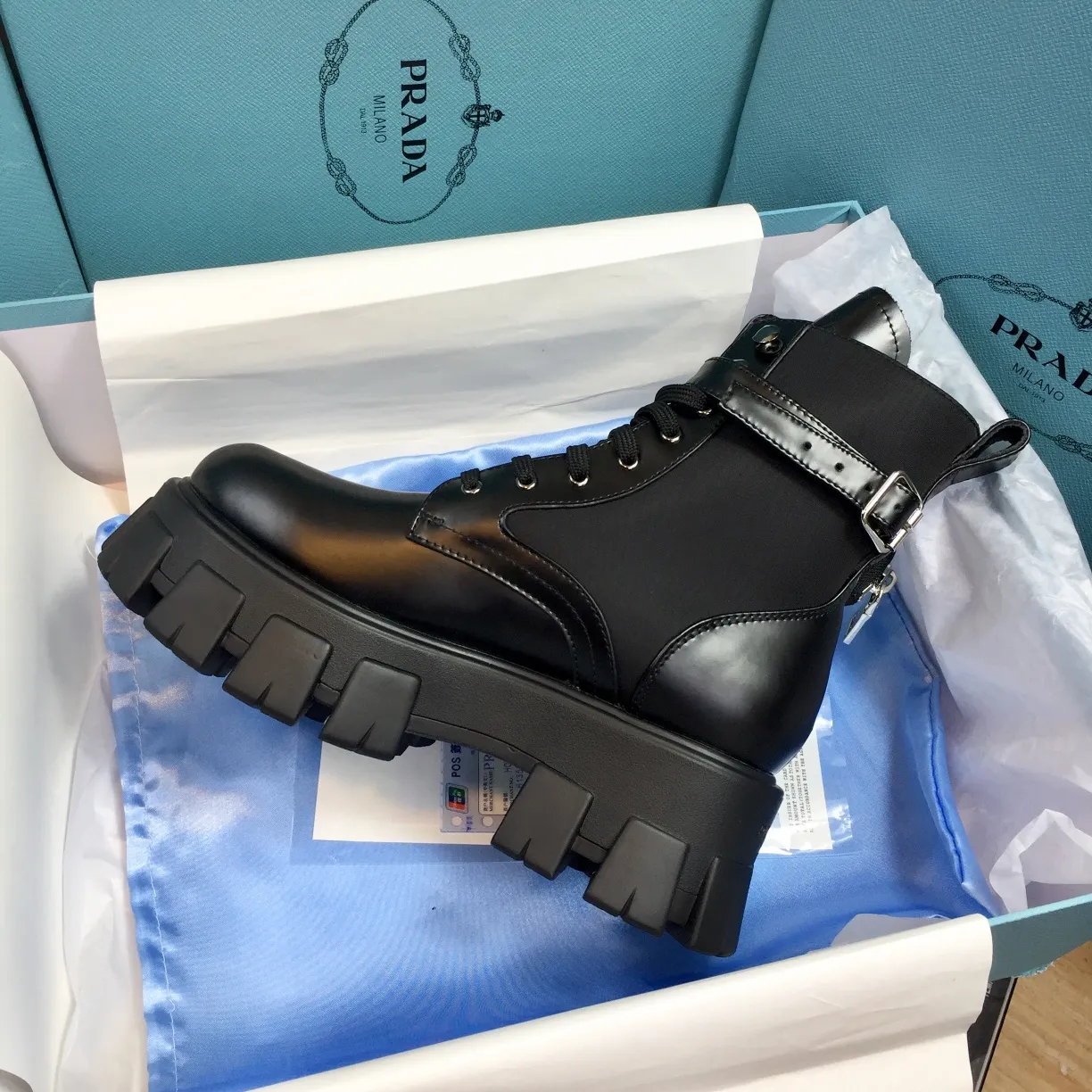 Factory direct sales p640🐘🐘Women's shoes Women's shoes factory Men's +10 Factory direct sales pRADA Couple's model Prada's top version of platform platform thick-soled pocket triangle logo couple's boots Original 1:1 customization, many Internet celebrities wear these shoes, cowhide color matching, injection molding triangle letters Luogo process, very popular this year, can be worn for leisure and sports... ❶Fabric: Customized open edge beads➕Injection molded triangle mark ❷Inner lining: Customized cowhide ❸Feet: Customized cowhide ❹Outsole: Original molded foam combination outsole ❺Sole thickness: 6cm ❻Size: Female 35-46